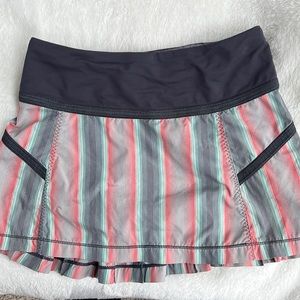 Lulu Lemon women’s size 2 tennis skirt, multi color.